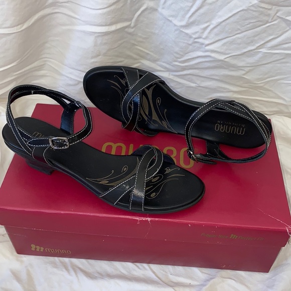 Munro American Black Ella Sandals size 8